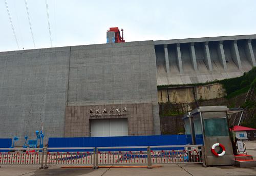 這是2013年9月8日拍攝的湖北宜昌三峽左岸電廠外景。新華社發(fā)(鄭家裕 攝)