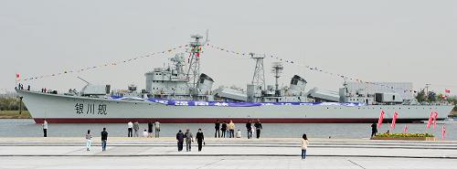 9月12日,游客在銀川黃河軍事文化博覽園內(nèi)參觀“銀川艦”。當(dāng)日,寧夏回族自治區(qū)銀川黃河軍事文化博覽園正式開園,曾在北海艦隊(duì)服役36年的“銀川艦”以“黃河第一艦”的嶄新姿態(tài)亮相命名地銀川市,成為黃河軍事文化博覽園的主打項(xiàng)目,擔(dān)負(fù)起國防教育的重要任務(wù)。“銀川艦”是新中國第一代導(dǎo)彈驅(qū)逐艦,1976年入列服役,曾圓滿完成遠(yuǎn)航南太平洋參加運(yùn)載火箭飛行試驗(yàn)、東海漁民搜救、奧運(yùn)安保等重大任務(wù),2012年光榮退役。新華社記者 彭昭之 攝