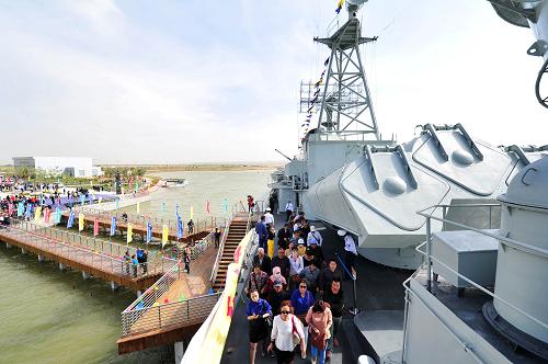 9月12日,游客在銀川黃河軍事文化博覽園內(nèi)參觀“銀川艦”。新華社記者 彭昭之 攝