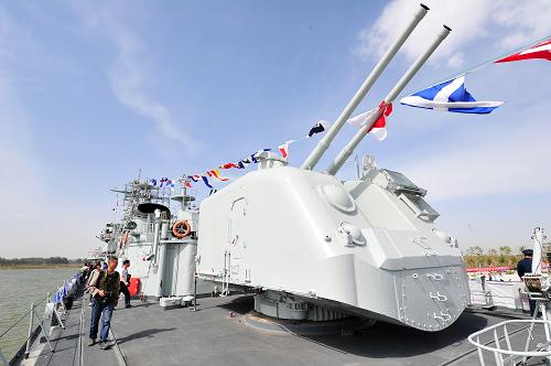 9月12日,游客在銀川黃河軍事文化博覽園內(nèi)的“銀川艦”上參觀。新華社記者 彭昭之 攝