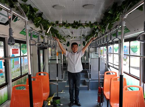 9月14日,車(chē)長(zhǎng)張輝在他精心布置的“綠色環(huán)保主題”公交車(chē)車(chē)廂里。當(dāng)日,一輛“綠色環(huán)保主題”公交車(chē)現(xiàn)身鄭州街頭,車(chē)廂內(nèi)貼滿了“保護(hù)環(huán)境 人人有責(zé)”“共同愛(ài)護(hù)地球家園”等環(huán)保主題貼紙。車(chē)長(zhǎng)張輝介紹,作為一名公交司機(jī),他希望通過(guò)這種形式,呼吁乘客加強(qiáng)環(huán)保意識(shí)。新華社記者 李博 攝
