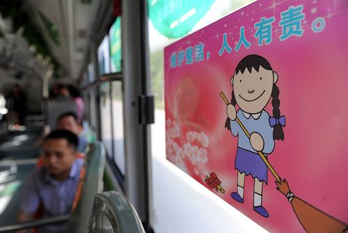 9月14日,在張輝的“綠色環(huán)保主題”公交車(chē)的車(chē)廂里,貼滿了環(huán)保題材的貼紙。新華社記者 李博 攝