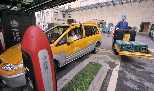 一輛電動出租車在位于杭州古翠電動汽車充換電站進行能源電池快速更換。浙江省杭州市作為我國新能源汽車示范推廣及私人購買新能源汽車補貼“雙試點”城市,已形成以充換電站為主,交流充電樁為補充,全方位、立體化、信息化的智能充換電服務網(wǎng)絡(luò),有效促進了杭州新能源汽車產(chǎn)業(yè)的發(fā)展。目前,國家電網(wǎng)杭州供電公司已建設(shè)62座充換電站和配送站、5座充電站、620個交流充電樁,杭州城區(qū)平均每2座充換電站和配送站的服務間距約4.5公里,城區(qū)15分鐘充換電服務圈初步形成,并實現(xiàn)了充換電站在杭州范圍的全覆蓋。截至8月底,杭州電動汽車智能充換電服務網(wǎng)絡(luò)管理純電動汽車370輛,其中包括新能源出租車210輛,累計提供換電服務43萬車次,車輛總行駛里程達2470萬千米,按每輛車每年減排38噸算,已為杭州減少2萬噸碳排放。杭州市今年11月底之前計劃實現(xiàn)運營500輛電動出租車。新華社記者 李欣 攝