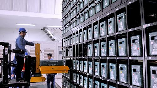 國家電網(wǎng)杭州供電公司的員工在古翠電動汽車充換電站為汽車能源電池充電。新華社記者 李欣 攝