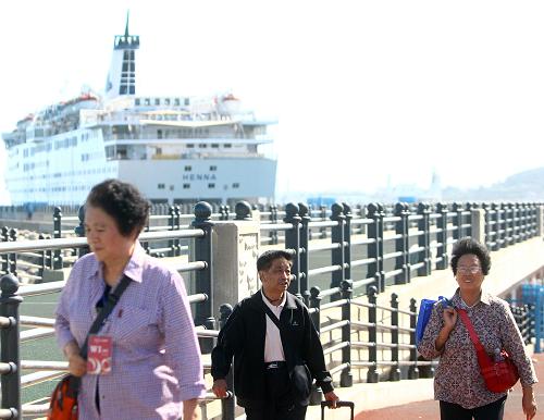 9月16日,在韓國濟州港,中國游客離開“海娜號”郵輪,準(zhǔn)備乘機回國。新華社記者 姚琪琳 攝