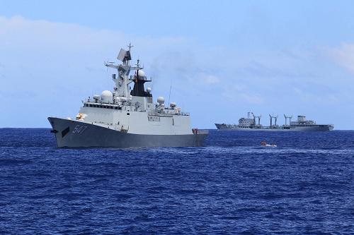 9月18日,中國海軍113艦艇編隊在南太平洋某海域展開臨檢拿捕針對性訓(xùn)練。 當(dāng)日,中國海軍艦艇113編隊在結(jié)束對美國夏威夷友好訪問,前往澳大利亞途中,充分利用長航時機(jī),在南太平洋某海域展開臨檢拿捕針對性訓(xùn)練,進(jìn)一步提升了艦艇編隊海區(qū)管控能力。 對可疑船只進(jìn)行登臨檢查,對違法船只實施拿捕,是海上封鎖作戰(zhàn)的重要課目,可以切斷海上交通線,實施海區(qū)封鎖。 此次演練,模擬背景為中國海軍導(dǎo)彈驅(qū)逐艦青島艦接到某國軍艦通報,在太平洋某海域有一艘商船疑似運(yùn)送國際禁運(yùn)物資,請巡邏至該海域的我海軍艦艇進(jìn)行登臨檢查。演練中,青島艦使用艦載雷達(dá),對海區(qū)內(nèi)的大型船只進(jìn)行搜索,隨時掌握海區(qū)各類船只活動情況。發(fā)現(xiàn)可疑船只后,用電臺詢問商船運(yùn)載貨物等基本信息,商船回答情況與掌握情況不符后,立即命令其停船,派出臨檢小組,攜帶輕武器乘小艇登臨商船實施檢查。發(fā)現(xiàn)被檢船裝有重要戰(zhàn)略物資,屬于國際禁運(yùn)品,經(jīng)請示編隊指揮員,對該船予以拿捕。 據(jù)青島艦艦長劉嶸介紹,根據(jù)《聯(lián)合國海洋法公約》規(guī)定,和平時期,軍艦可以駛近任何在國際水域航行的船只以核實其國籍。只要有充分的理由懷疑該船存在從事海盜、奴