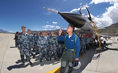 新兵在觀摩雪域高原航空兵戰(zhàn)備值班(9月13日攝)。 9月10日,空軍首批入藏新兵從成都乘列車奔赴雪域高原。今年是夏秋季征兵第一年,空軍首次采用鐵路運輸方式運送新兵入藏。50名入藏新兵以應(yīng)屆高中生為主,既有大學生預(yù)備黨員、優(yōu)秀學生干部,也有軍烈屬和老西藏后代。 列車上,新兵在領(lǐng)兵干部指導下,進行了疊被子、站軍姿、敬軍禮等新訓內(nèi)容,提前體驗部隊生活。經(jīng)過44個小時的車程,新兵抵達拉薩。 入營后,新兵參觀了“甘巴拉英雄雷達站”榮譽室,觀摩了殲-10戰(zhàn)機和航空兵戰(zhàn)斗值班,學習了條令條例,熟悉了一日生活制度,并進行了適應(yīng)性訓練,逐步融入軍營生活。 新華社發(fā)(劉應(yīng)華 攝)