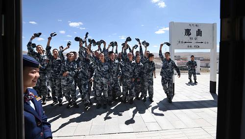 經(jīng)過長途跋涉,新兵抵達那曲站(9月12日攝)。 新華社發(fā)(劉應(yīng)華 攝)
