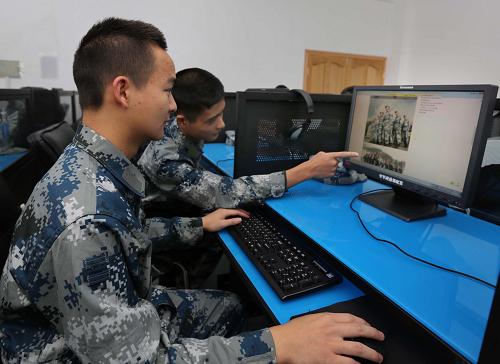 新兵在軍營里使用電腦上網(wǎng)(9月14日攝)。 新華社發(fā)(石俊 攝)