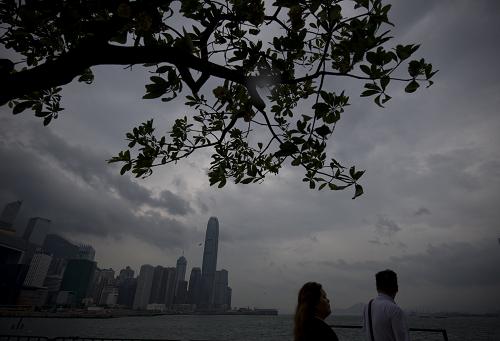 9月22日,兩位市民從香港碼頭走過。 香港天文臺(tái)21日23時(shí)40分發(fā)出最新熱帶氣旋警告三號(hào)強(qiáng)風(fēng)信號(hào),預(yù)料香港平均風(fēng)速每小時(shí)41至62公里,臺(tái)風(fēng)“天兔”可能會(huì)對(duì)香港構(gòu)成嚴(yán)重威脅。 天文臺(tái)高級(jí)科學(xué)主任莫慶炎對(duì)媒體表示,超強(qiáng)臺(tái)風(fēng)“天兔”是一個(gè)成熟臺(tái)風(fēng),如果受此影響天文臺(tái)發(fā)出八號(hào)或以上信號(hào),“天兔”將會(huì)是自1950年以來,吹襲香港的第二最強(qiáng)熱帶氣旋。 新華社記者 呂小煒 攝