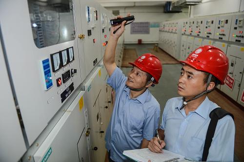 9月29日,杭州余杭區(qū)供電公司客服人員為電商檢測電力設(shè)備,保障黃金周供電無憂。臨近國慶黃金周,電商們也將迎來網(wǎng)上交易旺季。為了確保電商在國慶期間穩(wěn)定供電,杭州余杭區(qū)供電公司專門組織電商用戶保供電工作,對其供電設(shè)備和供電線路進(jìn)行全面巡查,保障電商用電無憂。新華社記者 徐昱 攝