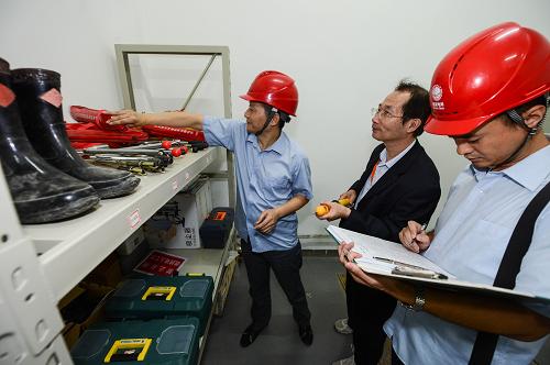 9月29日,杭州余杭區(qū)供電公司客服人員為電商檢查企業(yè)的電力安全用具,保障黃金周供電無憂。新華社記者 徐昱 攝