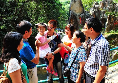 10月3日,福建省閩清縣“治理國(guó)慶期間旅游景點(diǎn)亂收費(fèi)督查組”工作人員(右一、左一、左二)在一景區(qū)內(nèi)向游客了解門(mén)票優(yōu)惠情況。當(dāng)日,福建省閩清縣紀(jì)委聯(lián)合旅游、物價(jià)等部門(mén)組成“治理國(guó)慶期間旅游景點(diǎn)亂收費(fèi)督查組”, 通過(guò)明察暗訪(fǎng)、現(xiàn)場(chǎng)詢(xún)問(wèn)、檢查臺(tái)帳等方式,對(duì)轄區(qū)的旅游景點(diǎn)進(jìn)行專(zhuān)項(xiàng)督查,重點(diǎn)督查旅游景點(diǎn)國(guó)慶期間串通漲價(jià)、虛假打折、虛假優(yōu)惠、模糊贈(zèng)售以及停車(chē)場(chǎng)亂收費(fèi)等違規(guī)行為,并通過(guò)新聞媒體對(duì)違規(guī)景點(diǎn)予以曝光。新華社發(fā)(何啟鈞攝)