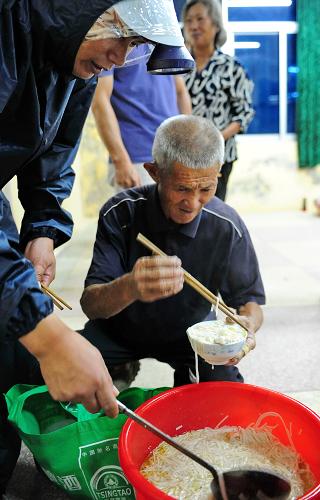 10月6日,霞浦縣三沙鎮(zhèn)工作人員在為安置點(diǎn)的外來工準(zhǔn)備晚餐。強(qiáng)臺(tái)風(fēng)“菲特”逐漸向閩浙交界沿海逼近,截至10月6日12時(shí),福建省安全轉(zhuǎn)移海上人員12.8萬人。福建省氣象臺(tái)10月6日發(fā)布臺(tái)風(fēng)橙色信號(hào),預(yù)計(jì),強(qiáng)臺(tái)風(fēng)“菲特”將于6日夜間到7日早晨在福建省霞浦到浙江溫嶺一帶沿海登陸。新華社記者 林善傳 攝
