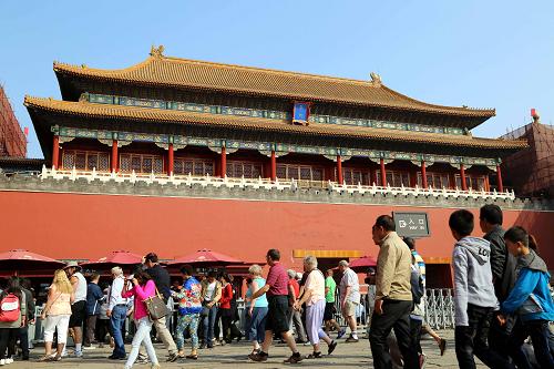 10月7日,游客前往北京故宮博物院參觀游覽。當(dāng)日是國(guó)慶長(zhǎng)假最后一天,持續(xù)霧霾的北京天氣轉(zhuǎn)好,北京各大旅游景點(diǎn)游覽熱度依然火爆。新華社發(fā)(王振 攝)