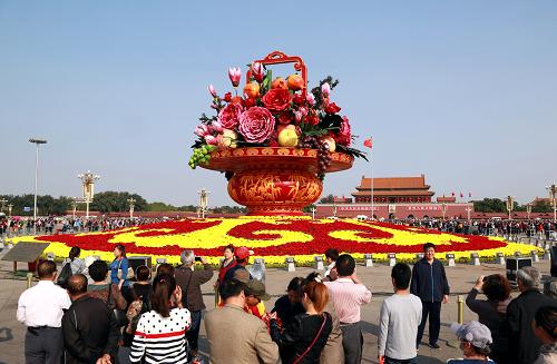 10月7日,游客在北京天安門(mén)廣場(chǎng)游覽。新華社發(fā)(王振 攝)