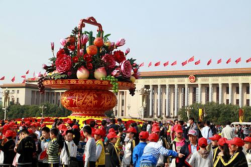 10月7日,游客在北京天安門(mén)廣場(chǎng)游覽。新華社發(fā)(王振 攝)