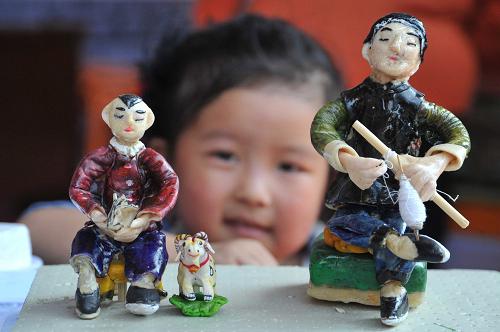 10月10日,一名小朋友在山西省新絳縣“一村一品”展示交流會(huì)上觀看面塑作品“留守兒童”。當(dāng)日,為期5天的山西省新絳縣第三屆“一村一品”展示交流會(huì)開幕,來自全縣各鄉(xiāng)鎮(zhèn)的“一村一品”特色農(nóng)產(chǎn)品集體亮相。此次展交會(huì)共設(shè)展位1500多個(gè),展品包括蔬菜、水果、糧食、中藥材等3000多個(gè)品種,吸引了眾多農(nóng)民、客商前來參觀、洽談。新華社發(fā)(高新生 攝)