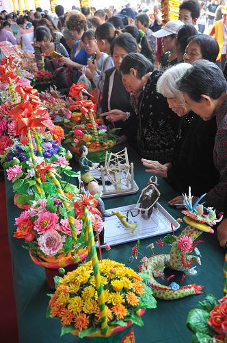 10月10日,人們?cè)谏轿魇⌒陆{縣“一村一品”展示交流會(huì)上參觀。新華社發(fā)(高新生 攝)