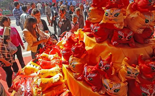 10月10日,人們?cè)谏轿魇⌒陆{縣“一村一品”展示交流會(huì)上參觀。新華社發(fā)(高新生 攝)