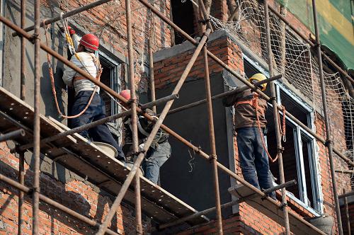 10月18日,建筑工人在加緊施工。新華社記者 王凱 攝