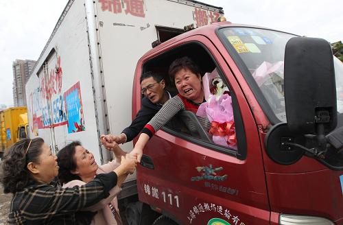 10月19日,梁祥華(右二)和妻子與前來送行的老鄰居告別。梁祥華一家在虹鎮(zhèn)老街一套不足20平方米的房屋中住了三十多年。當(dāng)日,上海虹口區(qū)虹鎮(zhèn)老街1號(hào)、7號(hào)地塊和北外灘91、92、93街坊的4350戶居民開始集體喬遷,告別“蝸居”。虹鎮(zhèn)老街占地約34公頃,原先住有1.2萬戶居民。截至目前,11個(gè)地塊中已有5個(gè)地塊改造完畢,此次1號(hào)、7號(hào)地塊完成舊改征收,標(biāo)志著虹鎮(zhèn)老街的舊改已進(jìn)入最后階段,這一上海中心城區(qū)最大的棚戶區(qū)即將消失。新華社記者 裴鑫 攝