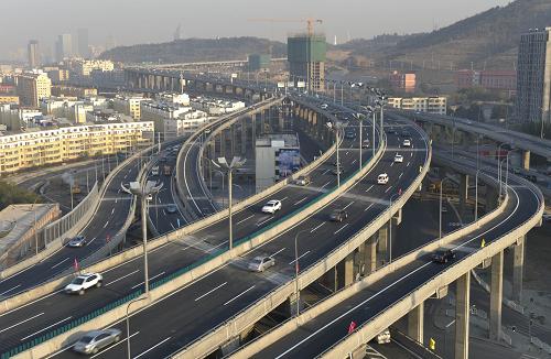 10月19日,建成通車的烏魯木齊市“田”字路高架橋(局部)。新華社記者 江文耀 攝