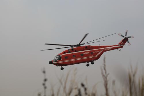 10月23日,在黑龍江省大興安嶺地區(qū)塔河縣上空,武警森林指揮部的直升機在空中巡護。新華社發(fā)(周廣富 攝)