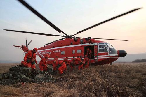 10月23日,一架直升機在黑龍江省大興安嶺地區(qū)塔河縣林區(qū)機降森警戰(zhàn)士。新華社發(fā)(周廣富 攝)