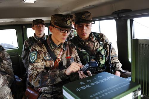 邊防官兵在巡邏車上使用北斗小型化手持用戶機向邊防執(zhí)勤管理系統(tǒng)發(fā)送短信息報告任務(wù)完成情況(11月1日攝)。北斗星,天上的指北針,代表著方向、光明、信心和永不放棄。1985年,中國衛(wèi)星導(dǎo)航系統(tǒng)選擇以“北斗”命名。從北斗一號到北斗二號再到今天的北斗全球試驗系統(tǒng)——北斗,正在成為世界第三大全球?qū)Ш蕉ㄎ幌到y(tǒng)。但很多人不知道,有這樣一個管理和運行北斗的機構(gòu)——總參衛(wèi)星導(dǎo)航定位總站。這些年來,是他們在默默地仰望北斗,為夢想導(dǎo)航。新華社發(fā)