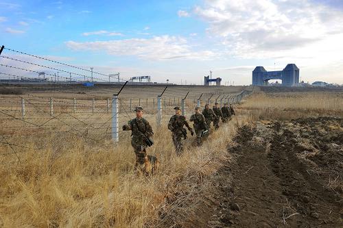 邊防官兵攜帶北斗小型化手持用戶機巡邏(11月1日攝)。新華社發(fā)