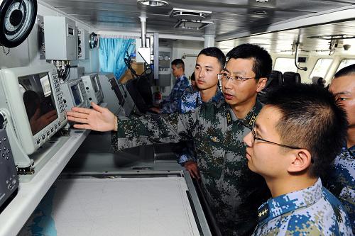 總站技術(shù)人員在軍艦上對艦載北斗裝備進行操作培訓(xùn)(10月30日攝)。新華社發(fā)