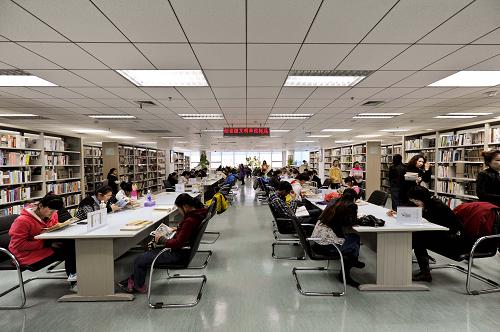 讀者在黑龍江省圖書館閱讀書籍(2013年4月29日攝)。“五一”小長假期間,黑龍江省博物館、黑龍江省民族博物館、黑龍江省美術(shù)館與黑龍江省圖書館等各文化場館均免費(fèi)開放,為市民提供參觀與閱讀場所。新華社記者 王松 攝