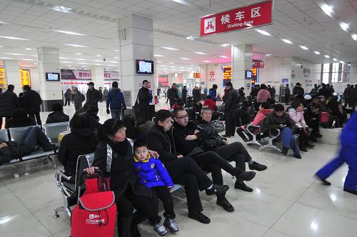 11月24日,旅客在黑龍江牡丹江市長(zhǎng)途客運(yùn)站候車室等待客運(yùn)恢復(fù)運(yùn)營(yíng)。當(dāng)日,黑龍江省氣象臺(tái)發(fā)布大霧黃色預(yù)警信號(hào)。受大霧影響,牡丹江市境內(nèi)的G10高速、G11高速一度關(guān)閉,長(zhǎng)途客運(yùn)車輛暫停運(yùn)營(yíng)。新華社發(fā)(張春祥 攝)