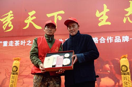 11月30日,安化千兩茶制作技藝傳承人劉向瑞(右)向駝隊(duì)贈(zèng)送茶禮。新華社記者 金良快 攝