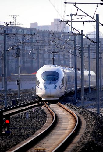 11月30日,一輛動車組列車駛入哈大高鐵沈陽北站。新華社發(fā)(張文魁 攝)