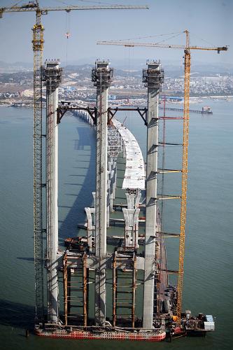 這是11月30日拍攝的建設(shè)中的泉州灣跨海大橋主塔。新華社發(fā)(張九強(qiáng) 攝)