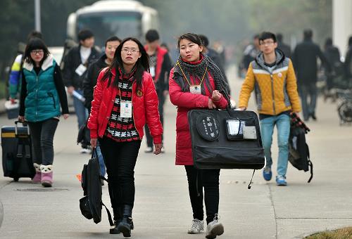 12月1日,江蘇揚州大學考點,考生陸續(xù)進場。新華社發(fā)(崔根元 攝)