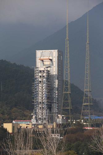 這是西昌衛(wèi)星發(fā)射中心內(nèi),擔負嫦娥三號發(fā)射任務的塔架。新華社記者 王建民 攝