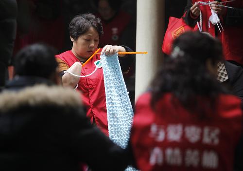 12月1日,殘疾人義工陳敏加入了“針愛(ài)”活動(dòng)中,為孩子們縫制圍巾。新華社記者 陳誠(chéng) 攝