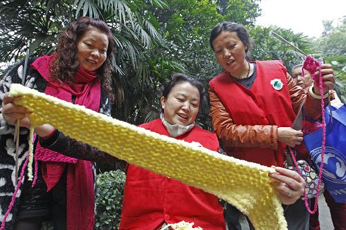 12月1日,3500名愛(ài)心人士加入到“針愛(ài)”活動(dòng)中,為孩子們縫制保暖物件。新華社記者 陳誠(chéng) 攝