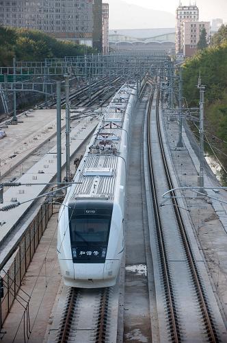 12月1日,一輛行駛在廈深鐵路上的和諧號列車準備進入深圳北站。新華社記者 毛思倩 攝