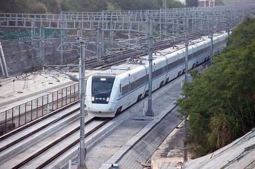 12月1日,一輛和諧號列車從深圳北站出發(fā)行駛在廈深鐵路上。新華社記者 毛思倩 攝