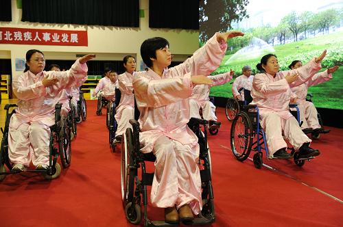 12月3日,河北省殘疾人聯(lián)合會(huì)舉辦“國(guó)際殘疾人日”大型助殘活動(dòng),來(lái)自石家莊市的殘疾人士現(xiàn)場(chǎng)表演“輪椅太極”。12月3日是國(guó)際殘疾人日,今年的主題是“打破障礙,敞開(kāi)大門(mén):建設(shè)包容所有人的社會(huì)”。 新華社發(fā)(牟宇 攝)