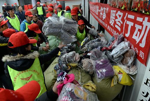 12月5日,在四川省雅安市寶興縣靈關(guān)鎮(zhèn)趙家壩集中過(guò)渡安置點(diǎn),志愿者在整理愛(ài)心企業(yè)捐贈(zèng)的棉衣。新華社發(fā)(李向雨 攝)