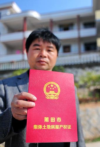 華亭鎮(zhèn)澗口村村民盧國山在家門前展示他的集體土地房屋產(chǎn)權(quán)證(12月4日攝)。福建莆田華亭鎮(zhèn)澗口村村民盧國山近日拿到了一本嶄新的“集體土地房屋產(chǎn)權(quán)證”,他高興地對記者說:“房子有了‘身份證’,白紙黑字,確認(rèn)是我家的財產(chǎn),心里很踏實。”“這本證是土地證和房產(chǎn)證‘兩證合一’。”盧國山說,產(chǎn)權(quán)證上確認(rèn)他一家6口宅基地使用權(quán)面積160平方米,房屋產(chǎn)權(quán)面積494平方米,房屋性質(zhì)為私有,加蓋了區(qū)國土局和住建局的公章。目前,莆田正在全市16個村試點農(nóng)地、農(nóng)房確權(quán)發(fā)證工作,涉及1.46萬多戶7.21萬多村民,第二批3個鄉(xiāng)鎮(zhèn)和30個村的確權(quán)發(fā)證工作也即將開始,涉及2.1萬戶近10萬村民。新華社記者 林善傳 攝