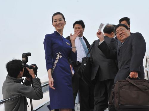 2008年12月15日7時(shí)20分,作為兩岸直接“三通”首個(gè)飛往臺(tái)灣的大陸航班,深圳航空ZH9095航班從深圳機(jī)場起飛。截至2013年9月底,兩岸22家航空公司共執(zhí)飛17萬班客運(yùn)航班,載運(yùn)旅客2889萬人次,客座率達(dá)到78%。目前,兩岸空中直航航點(diǎn)已達(dá)64個(gè),其中大陸航點(diǎn)54個(gè),每周共飛行670個(gè)班次。 2013年12月15日,兩岸實(shí)現(xiàn)全面、直接、雙向“三通”屆滿五周年?;厥?年間,??罩焙降谋憬葑寖砂缎纬?#8220;一日生活圈”,直接通郵和社交網(wǎng)絡(luò)工具架起一座座兩岸“心橋”,雙向投資和兩岸經(jīng)濟(jì)合作框架協(xié)議(ECFA)的實(shí)施暢通了兩岸資金流……“三通”為兩岸交流、合作、發(fā)展奠定了基石,成果豐碩。新華社記者 壯錦 攝
