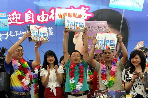 2011年6月28日,首批抵達(dá)臺(tái)北的個(gè)人游游客參加歡迎儀式。當(dāng)日,大陸居民赴臺(tái)個(gè)人游正式啟程。6月28日上午10時(shí)許,來自福建廈門的兩批旅客,分別抵達(dá)臺(tái)北松山機(jī)場和臺(tái)中清泉崗機(jī)場,成為最先抵臺(tái)的赴臺(tái)個(gè)人游旅客。 新華社記者 李明放 攝