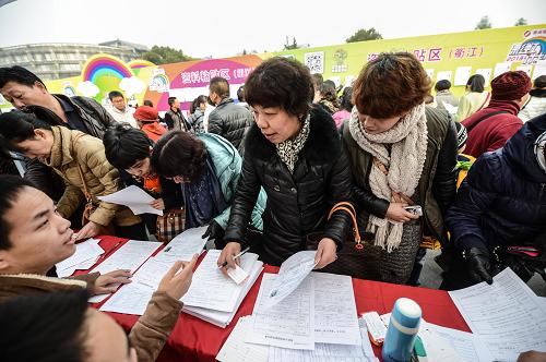 12月14日,助學(xué)活動現(xiàn)場愛心人士簽寫結(jié)對協(xié)議。 新華社記者 徐昱 攝