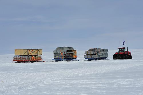 12月18日,雪地車牽引著泰山站建站物資向內陸挺進。新華社記者 張建松 攝